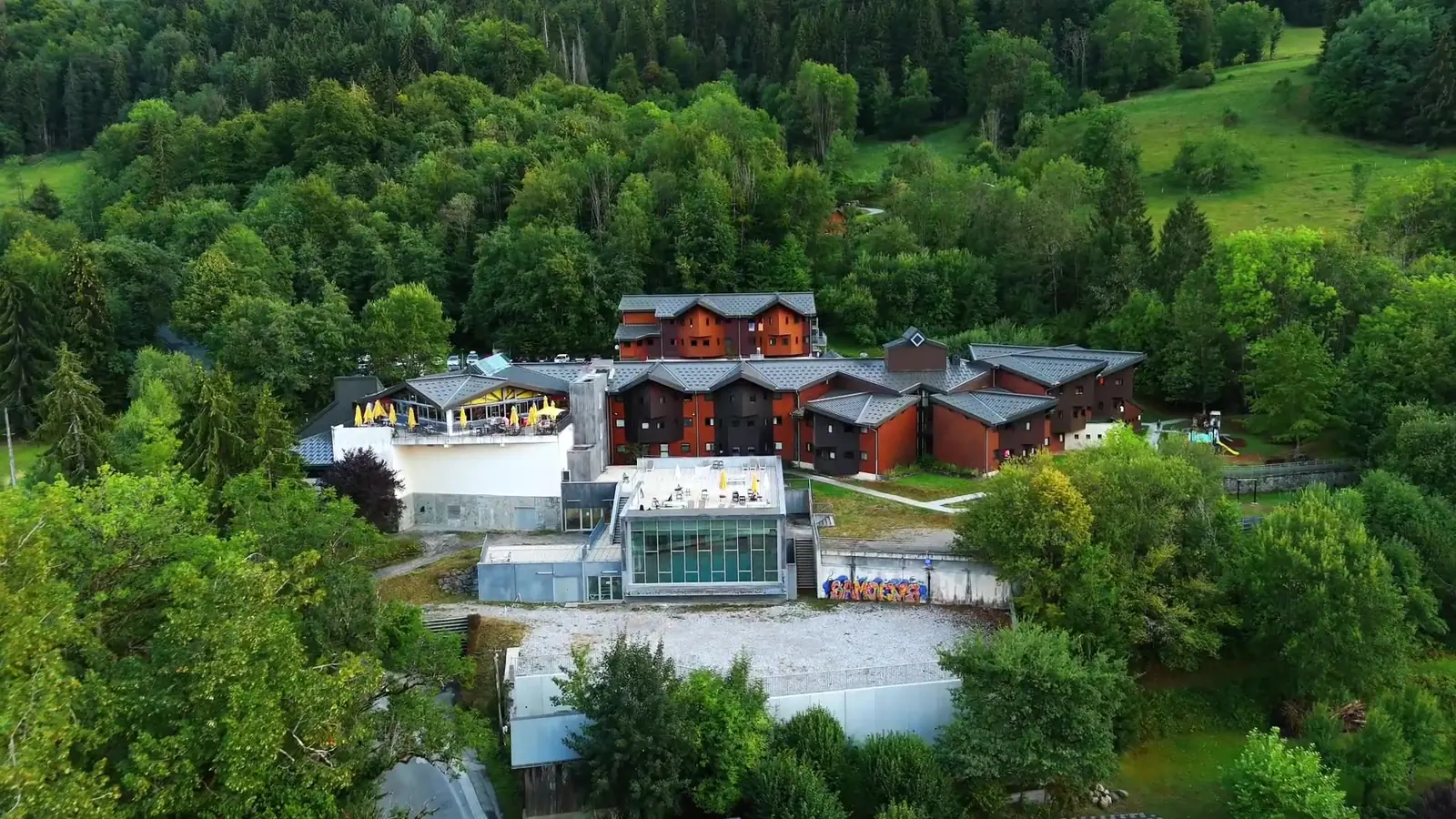Vue aérienne d'un village vacances au milieu des forêts de Samoëns, en Haute-Savoie